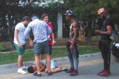 外籍男子路邊發(fā)現(xiàn)醉漢將其圍住。