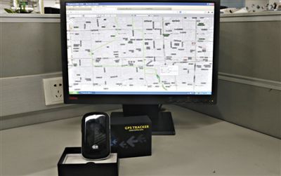 記者花近400元網(wǎng)購的定位監(jiān)聽器，能通過短信激活，進(jìn)行實時監(jiān)聽。