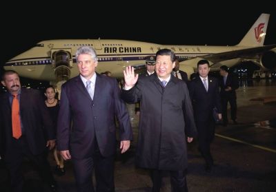 21日晚,習(xí)近平乘坐的專(zhuān)機(jī)抵達(dá)哈瓦那何塞·馬蒂?lài)?guó)際機(jī)場(chǎng)。古巴國(guó)務(wù)委員會(huì)第一副主席兼部長(zhǎng)會(huì)議第一副主席