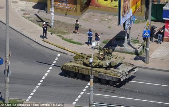 當(dāng)?shù)貢r間7月21日,烏克蘭政府軍和民間武裝在頓涅茨克機(jī)場火車站附近發(fā)生激烈交火,火車站附近街道受到炮 當(dāng)?shù)貢r間7月21日,烏克蘭政府軍和民間武裝在頓涅茨克機(jī)場火車站附近發(fā)生激烈交火,火車站附近街道受到炮