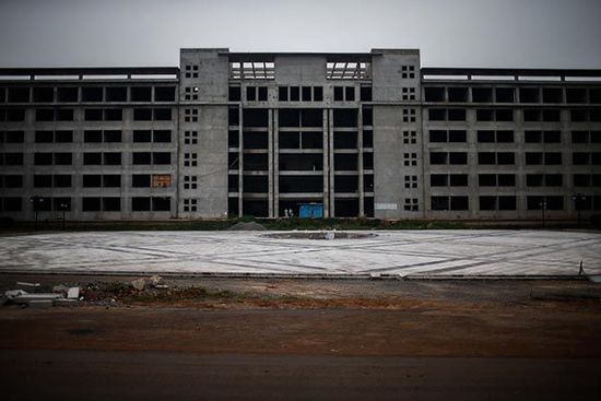 2014年7月11日，安徽省宿州市蕭縣，空置廢棄的縣政府新大樓。 澎湃新聞 楊一 圖