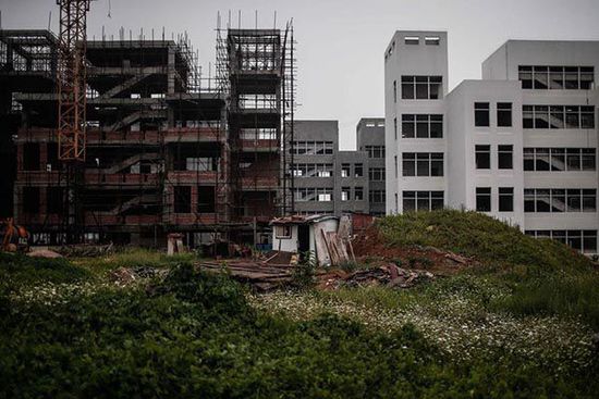 2014年7月11日，安徽省宿州市蕭縣，荒棄的政府新辦公樓前荒草一片。 澎湃新聞 楊一 圖