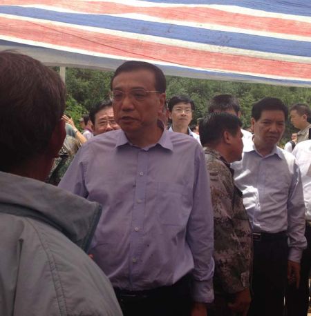 走進(jìn)帳篷，總理就握住蔡官耀的雙手說：“不行，這個(gè)帳篷太簡易了”。說完這句，叮囑蔡官耀，“不能回家住”