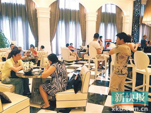 　昨天雖是工作日,但南海區(qū)某樓盤客流不少。