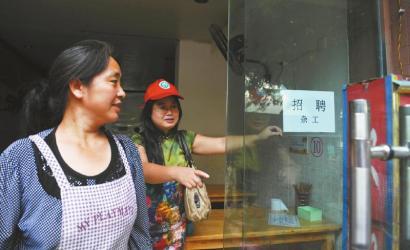 8月14日，市民志愿者體驗城管執(zhí)法招呼商家不要亂張貼。