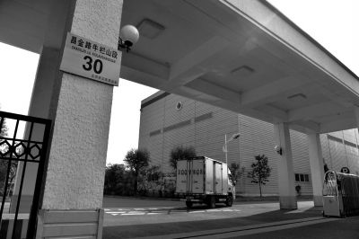 一輛貨車正駛進紅會備災倉庫。京華時報記者 趙思衡 攝