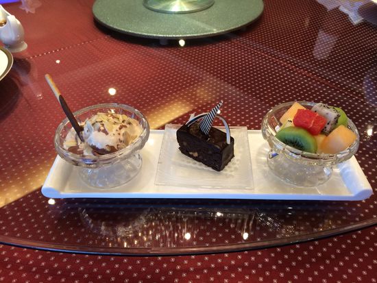 西點水果拼盤、巧克力布朗尼、冰淇淋。 花惠生