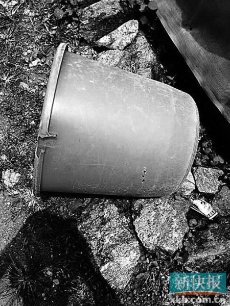 　　事發(fā)現(xiàn)場發(fā)現(xiàn)的彈孔。