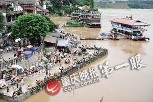 沙坪壩區(qū)磁器口，江水逼近休閑平臺(tái)。