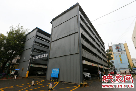 目前，市區(qū)內(nèi)的停車場數(shù)量還不能滿足廣大市民的需求。