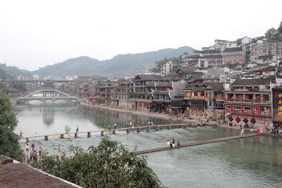 鳳凰古城以被吐槽七次高居最想吐槽榜榜首，而這七次吐槽全部來自在鳳凰古城隨機(jī)采訪的10名游客中。