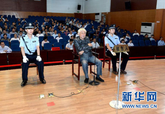 9月29日，方廣云在庭審現(xiàn)場。當(dāng)日，“合肥房叔”腐敗窩案核心人物方廣云在安徽省廬江縣出庭受審。 新華社記者 郭晨 攝