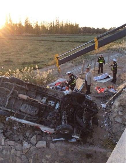 連霍高速救護(hù)車(chē)側(cè)翻 造成5人死亡3人受傷(圖) 連霍高速救護(hù)車(chē)側(cè)翻 造成5人死亡3人受傷(圖)
