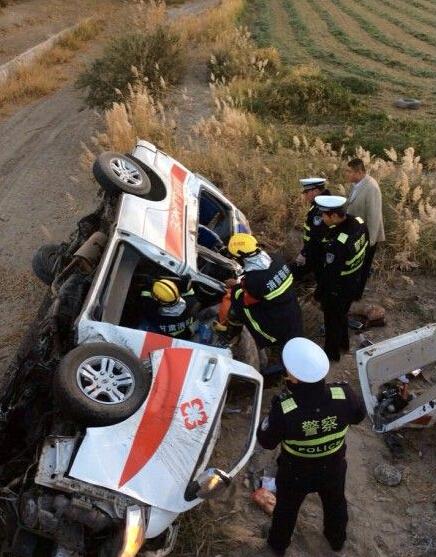 連霍高速救護(hù)車(chē)側(cè)翻 造成5人死亡3人受傷(圖) 連霍高速救護(hù)車(chē)側(cè)翻 造成5人死亡3人受傷(圖)