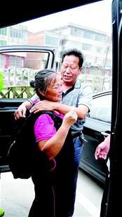 離別時，沈愛蘭（左）擁抱救命恩人李春富