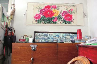 　陳會英將兒女的照片都裱起來，裝在一個大相框里，放在箱子上經?？?，其中最多的就是劉金國的照片。