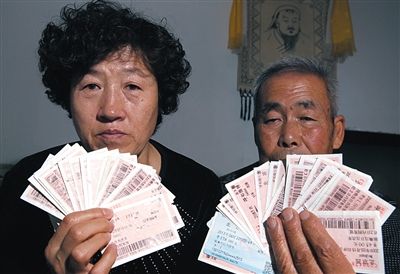 尚愛云夫婦展示上訪留下的車票,這些只是一部分。