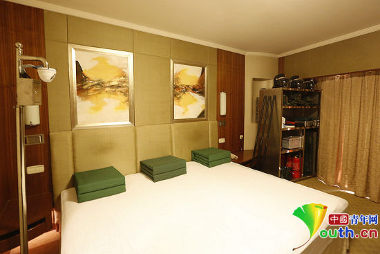 雖然在五星級(jí)飯店房間駐守，但武警官兵自帶被褥及生活用品，將兩張單人床拼成三人通鋪使用。