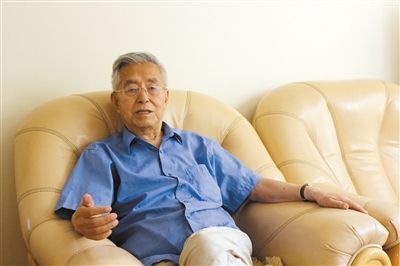 楊維駿 歷任云南省政協(xié)副主席等職。89歲高齡的楊維駿為12名失地農(nóng)民代表開道，到云南省政協(xié)反映問題。