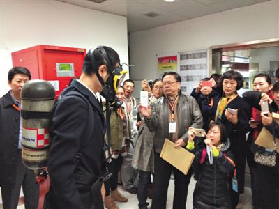 昨天，地鐵4號線北京南站站，地鐵工作人員為人大代表演示應(yīng)急氧氣瓶佩戴方式。新京報(bào)記者