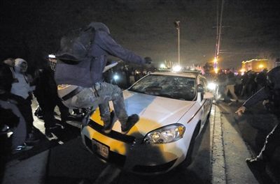 11月24日，圣路易斯市，示威者得知涉案警察被免予起訴消息后表達(dá)不滿?！? width=