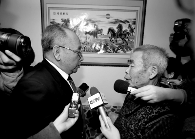 15日，內(nèi)蒙古高院副院長(zhǎng)趙建平（左）帶隊(duì)向呼格吉勒?qǐng)D父母送達(dá)再審法律文書。