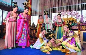 戲里一眾妃嬪的裝扮都相當(dāng)“吸睛”。