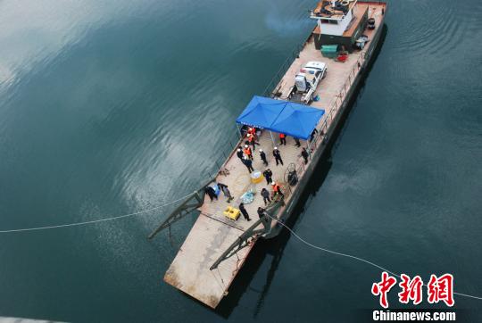 警方四次到百米深的湖中打撈被害人遺體。