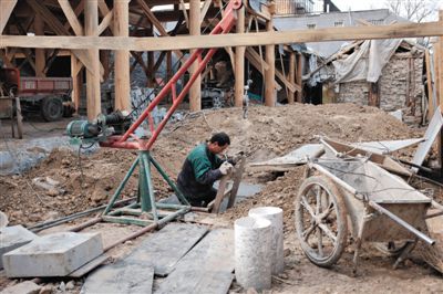 東城區(qū)北鑼鼓巷與小經(jīng)廠胡同之間一處四合院內(nèi)，工人進(jìn)入已經(jīng)挖好的地下室內(nèi)施工。