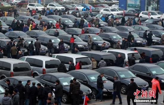 2015年1月25日，首批國家和中央機(jī)關(guān)取消的公務(wù)用車在北京亞運(yùn)村汽車交易市場拍賣。106輛公務(wù)用車