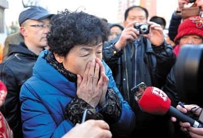 2月9日，呼格吉勒?qǐng)D的母親尚愛(ài)云在旁聽(tīng)趙志紅案后，接受媒體采訪時(shí)落淚。新華社記者 任軍川 攝