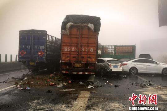 圖為21日，京港澳高速河南段21輛汽車發(fā)生連環(huán)相撞事故現(xiàn)場(chǎng)?！」啤z