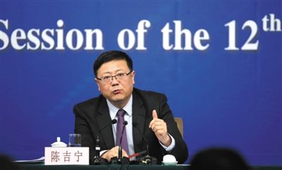 昨日，十二屆全國人大三次會議新聞中心，環(huán)保部部長陳吉寧回答中外記者提問。新京報記者 陳杰 攝