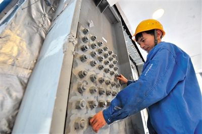 工人在內(nèi)部安裝鋼結(jié)構(gòu)。