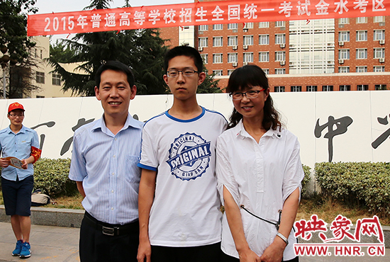 高考結(jié)束的那一刻，就意味著離別，別了曾經(jīng)的班級(jí)、老師、朋友、甚至戀人。