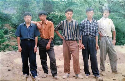 一次外出打工前，田仁信（中）與村里的伙伴合影。田仁信親屬供圖