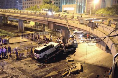 路虎車被扶正后，救援車將其拖離現(xiàn)場。