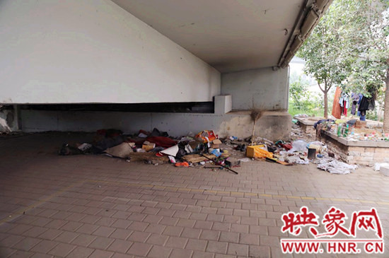 流浪漢在高架橋下居住，靠撿垃圾為生。