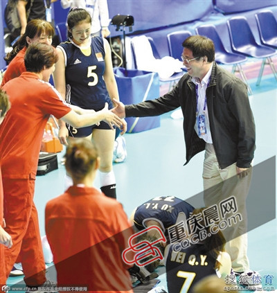 潘志琛(右)曾邀請(qǐng)郎平回歸。