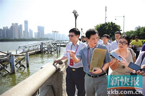 人大代表們?cè)谥榻叕F(xiàn)場(chǎng)調(diào)研。