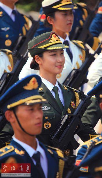 曾為一名模特的三軍儀仗隊隊員門佳慧在進行訓(xùn)練