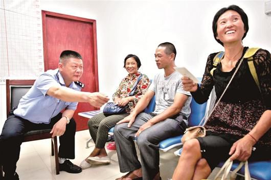 在民警的幫助下，流浪婦女右一與親人相聚