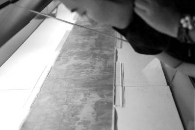 一名觀眾俯身細(xì)看《清明上河圖》。 京華時(shí)報(bào)記者王海欣攝