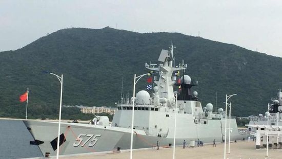 中國海軍艦艇編隊(duì)12日上午從三亞起航，參加“和平友誼-2015”中馬兩軍首次實(shí)兵聯(lián)演。