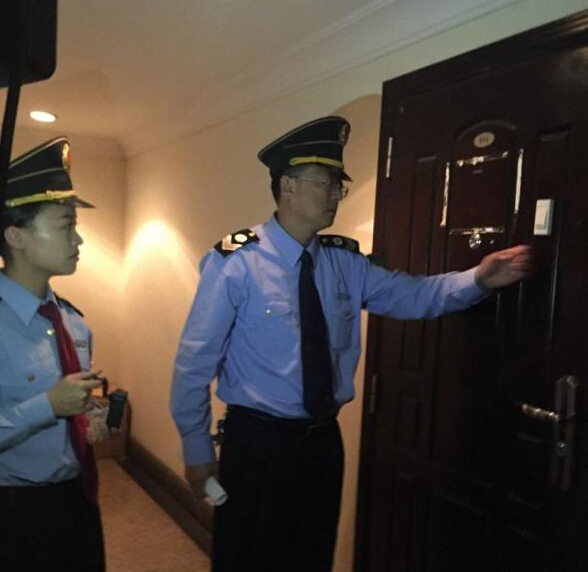 青島市衛(wèi)生監(jiān)督所的工作人員在郝愛勇診所執(zhí)法。