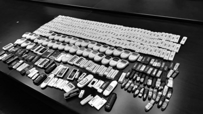 警方在行動(dòng)中繳獲的地下錢莊持有的銀行卡和手機(jī)、U盾等作案工具。