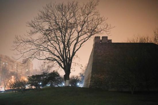 2015年12月20日，北京。霧霾之中，燈光之下的明長城遺址公園。