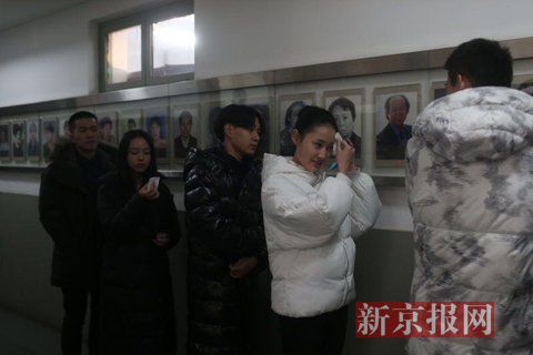 表演系考生考前正用紙巾卸妝。