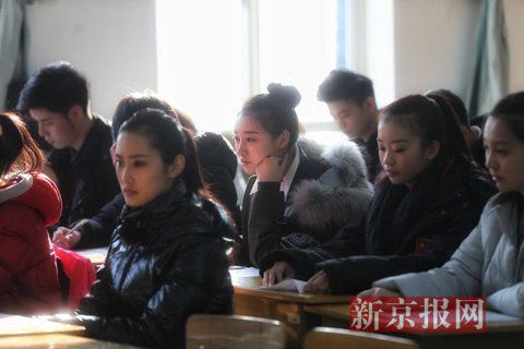 主持系考生正在備考區(qū)等待考試。