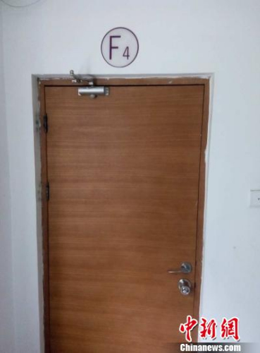6日，事發(fā)樓層四層消防通道門(mén)被封死。呂春榮 攝